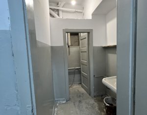 Spatiu comercial cu geamuri la str. Horea, partial demisol