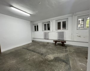 Spatiu comercial cu geamuri la str. Horea, partial demisol