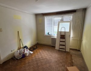 Apartament 2 camere, zona centrala, decomandat, etaj intermediar ! 