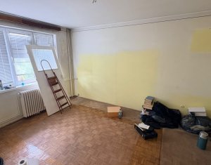 Apartament 2 camere, zona centrala, decomandat, etaj intermediar ! 