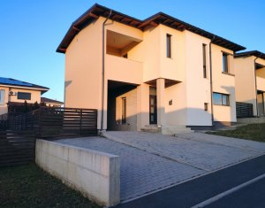 House 4 rooms for sale in Dezmir