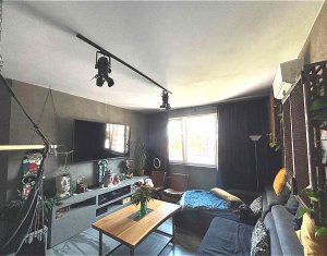 Apartment 3 rooms for sale in Floresti