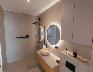 Apartament exclusivist 3 camere, 2 bai, balcon, parcare, semicentral