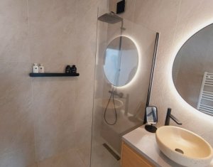 Apartament exclusivist 3 camere, 2 bai, balcon, parcare, semicentral