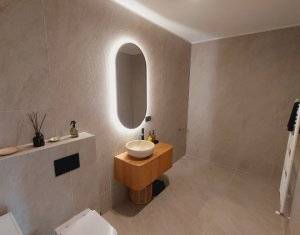 Apartament exclusivist 3 camere, 2 bai, balcon, parcare, semicentral