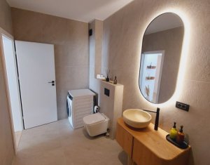 Apartament exclusivist 3 camere, 2 bai, balcon, parcare, semicentral