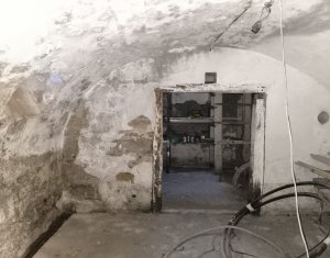 Oportunitate investitie - Casa renovabila, 2 camere, curte comuna, Centru