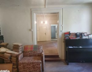 Oportunitate investitie - Casa renovabila, 2 camere, curte comuna, Centru