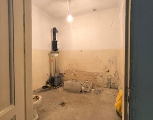Oportunitate investitie - Casa renovabila, 2 camere, curte comuna, Centru