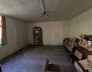 Oportunitate investitie - Casa renovabila, 2 camere, curte comuna, Centru