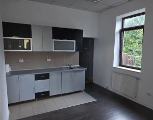 Spatiu de servicii sau birou, casa 4 incaperi 2 bai 130mp 1 parcare